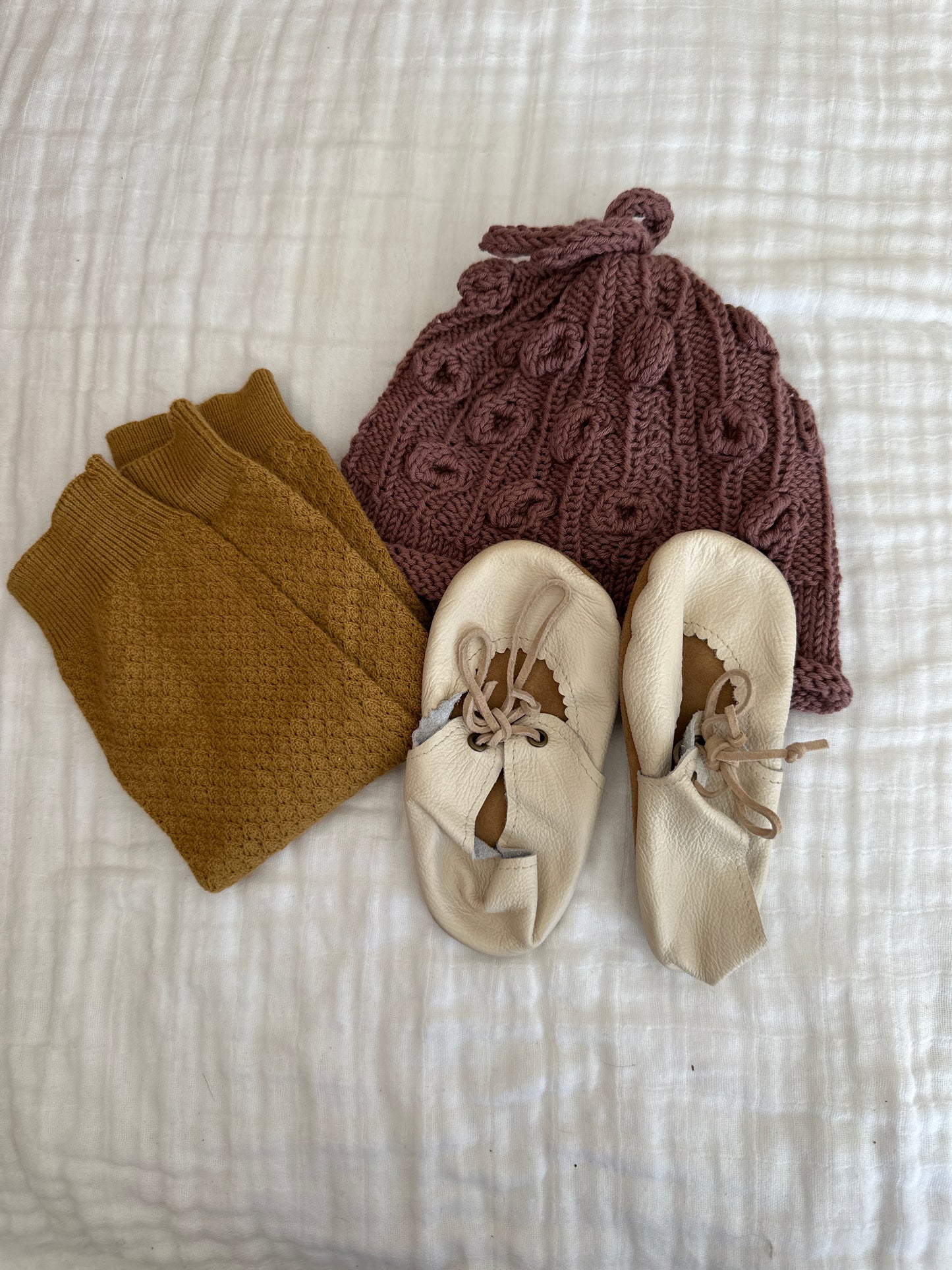 Hat, leg warmers & shoes - Closet Sale 084